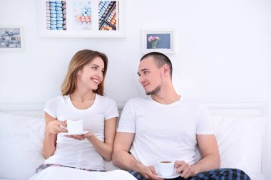 Yatakta kahve ile Çift