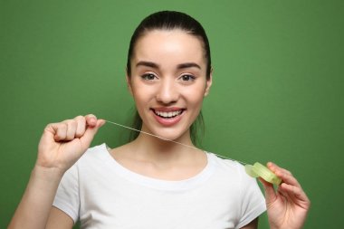 Diş ipi kullanarak genç güzel kadın 