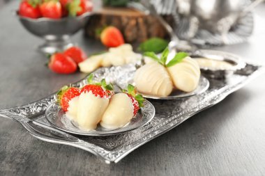 Lezzetli çilek beyaz çikolata ile