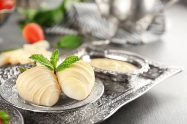 Lezzetli çilek beyaz çikolata ile