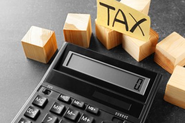 Kağıt Not vergi, tahta küpleri ve tablo hesap makinesi ile