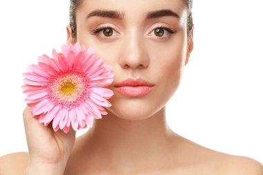 Çiçekli genç kadın.