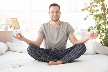 Yoga yapan adam  