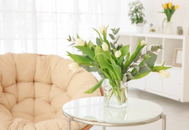 Beyaz bahar çiçekli vazo 