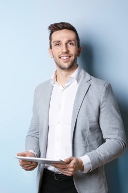 tablet ile yakışıklı adam 
