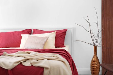 Bordo yatak takımları ile rahat yatak