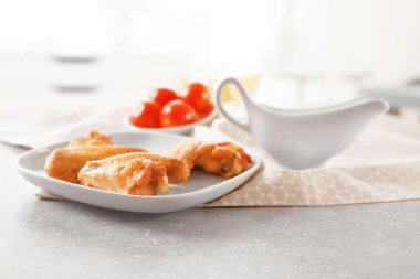 Tavuk kanadı ile kompozisyon