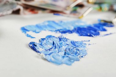 Kağıt üzerinde portre yağlı boya