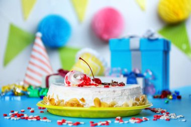 Lezzetli bir şekilde dekore edilmiş cheesecake