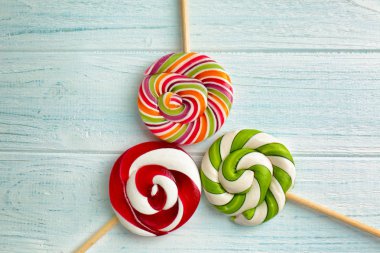 Ahşap üzerinde çok renkli lolipop 