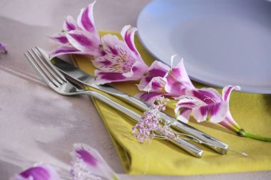 plaka ve çiçek dekorasyonu