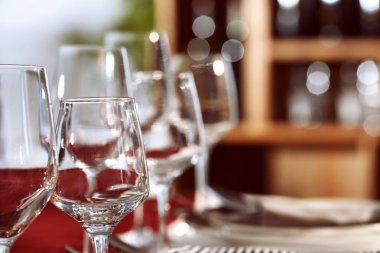 kadehlerin kümesi tablo üzerinde