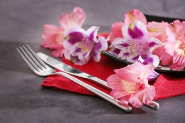 plaka ve çiçek dekorasyonu