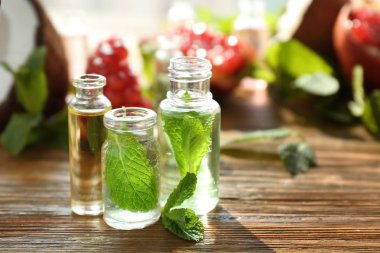 Parfüm şişeleri ile güzel kompozisyon 