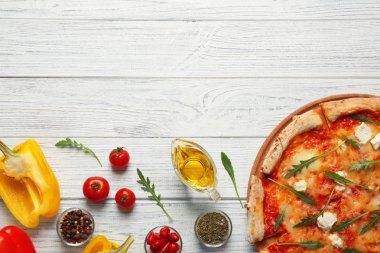 Malzemeli lezzetli pizza.