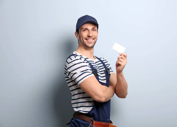 Trabajador guapo con tarjeta de visita —  Fotos de Stock