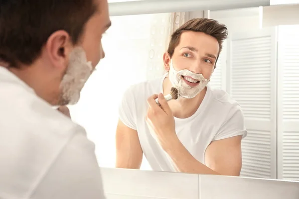 Handsome man shaving — Stock Photo, Image