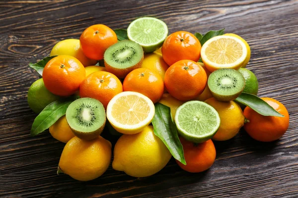 열 대 과일의 아름 다운 구성 — 스톡 사진