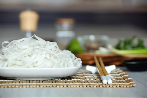 Placa con fideos de arroz — Foto de Stock