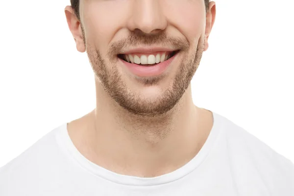 Молодий красивий чоловік посміхається на білому тлі — стокове фото