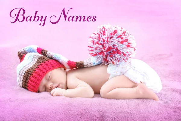 Koncepce výběru baby jména. Malé dítě ležící na přehoz — Stock fotografie
