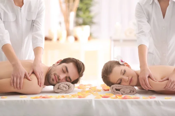 Paar mit Massage im Wellness-Salon — Stockfoto