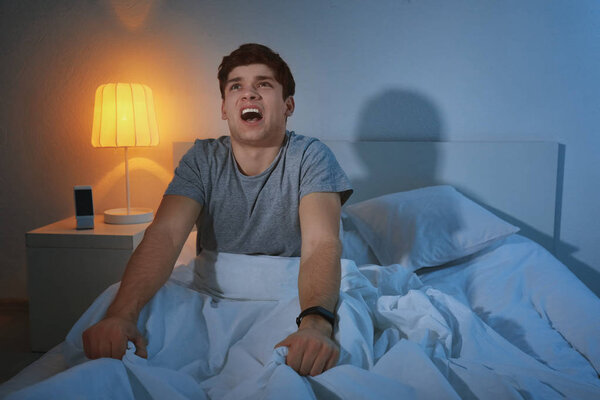 Испуганный мужчина в постели
 