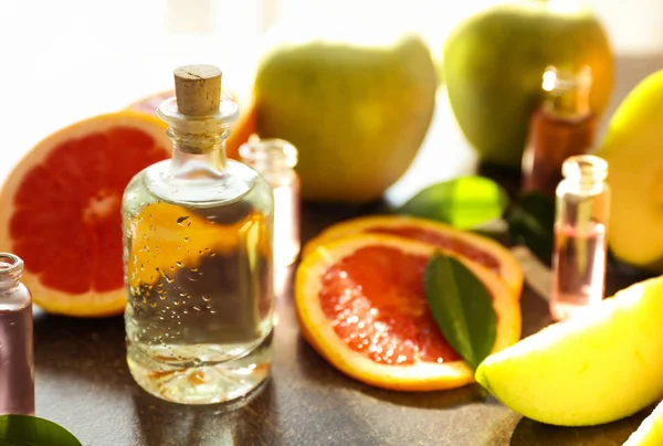 Hermosa composición con botella de perfume — Foto de Stock