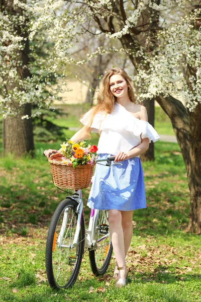 自転車の近くのきれいな若い女の子 — ストック写真