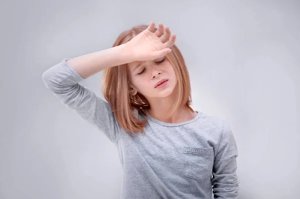 Nettes Mädchen leidet unter Kopfschmerzen — Stockfoto