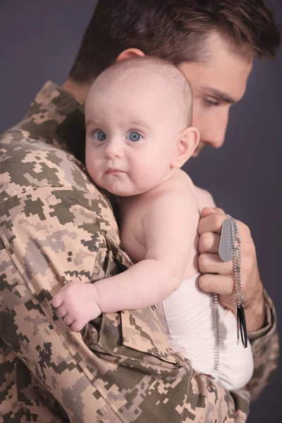 Padre militar sosteniendo a su bebé recién nacido — Foto de Stock