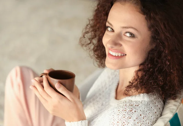 Junge Frau mit einer Tasse Kaffee — Stockfoto