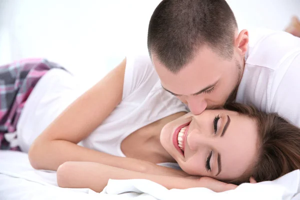 Par ligger tillsammans i sängen — Stockfoto