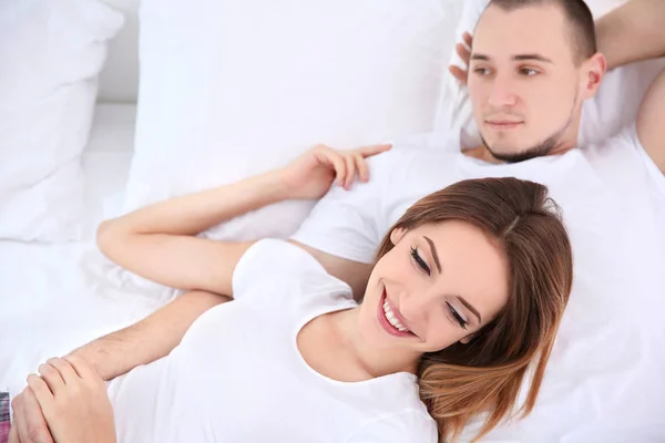 Casal deitado juntos na cama — Fotografia de Stock