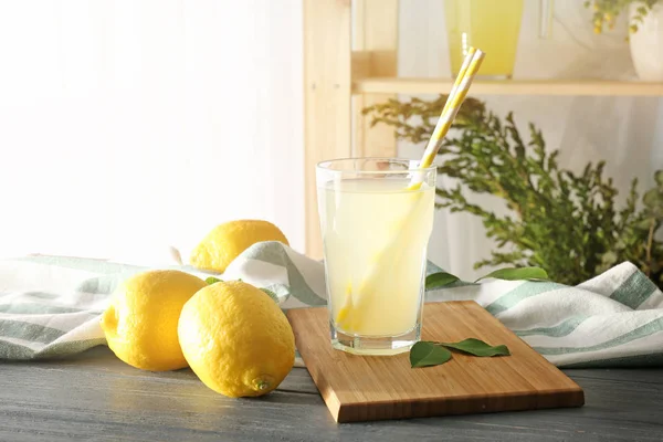 Sklenici citrónové šťávy na kuchyňském stole — Stock fotografie
