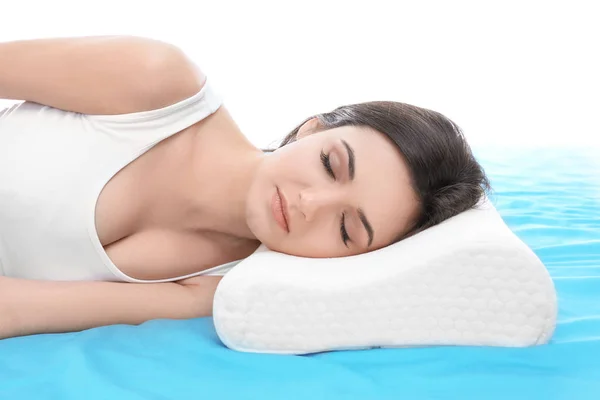 Mujer durmiendo en almohada ortopédica — Foto de Stock