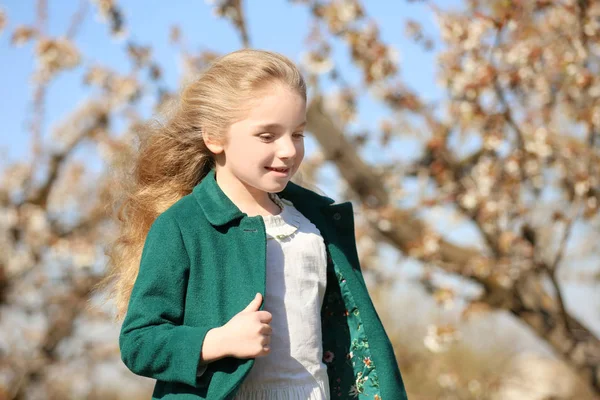 小女孩附近棵开花的树 — 图库照片