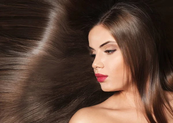 Schöne junge Frau mit glänzenden langen Haaren. Schönheitskonzept — Stockfoto