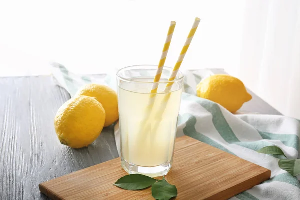 Vaso de jugo de limón en la mesa de la cocina —  Fotos de Stock