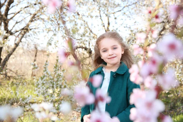 Menina perto de árvore florescente — Fotografia de Stock