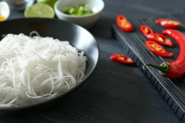 Ciotola con tagliatelle di riso — Foto Stock