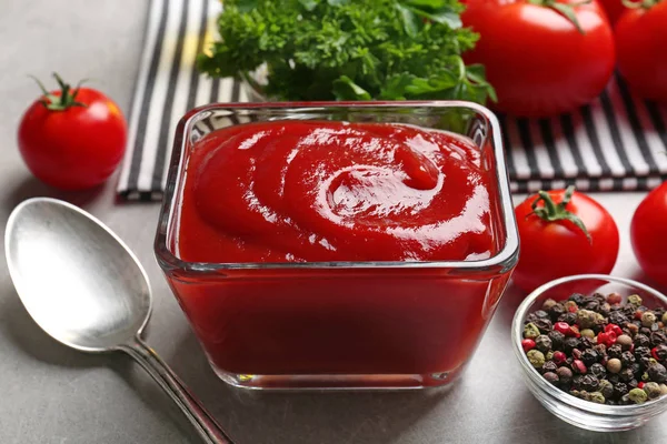 Heerlijke ketchup in kom — Stockfoto