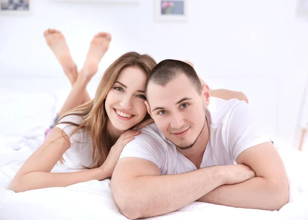 Paar liegt zusammen im Bett — Stockfoto