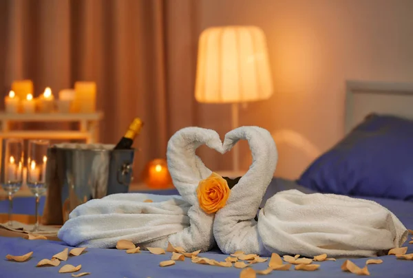 Two swans made of towels and rose petals — Stock Photo, Image