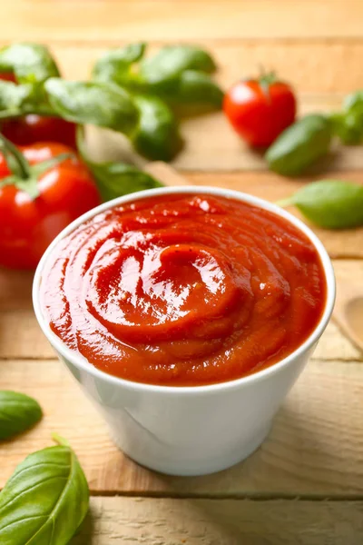 Heerlijke ketchup met basilicum en tomaten — Stockfoto