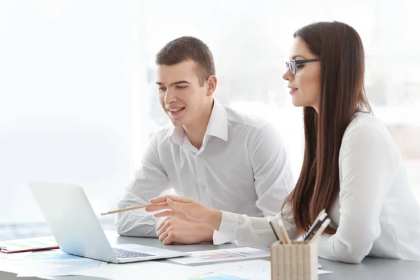 Gente de negocios trabajando en oficina — Foto de Stock