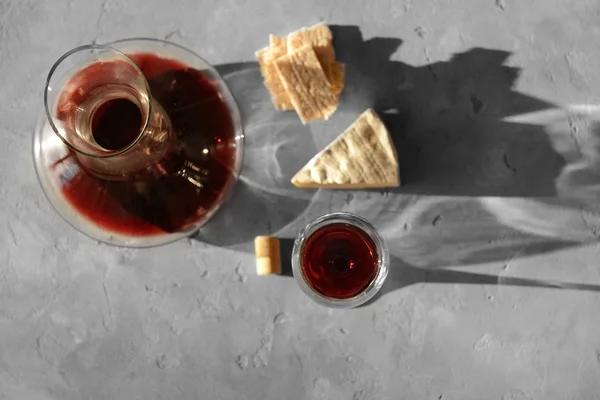 Καράφα και ποτήρι με κόκκινο κρασί — Φωτογραφία Αρχείου