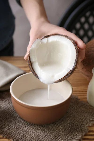 Вливание кокосового крема в миску — стоковое фото