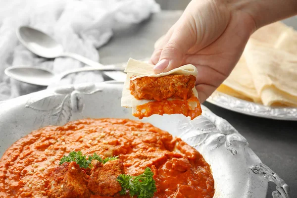 Vrouw eten Murgh Makhani — Stockfoto