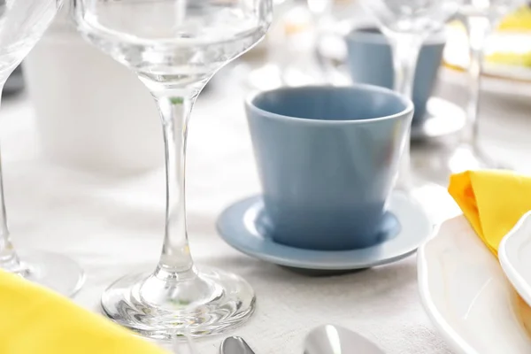 ワイングラスとテーブルの上のカップ — ストック写真